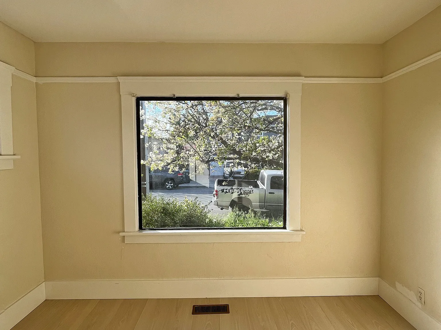 3 bed, 1100 sqft, $4,900 — Photo 3