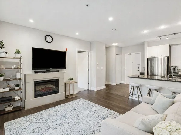 1273 Marine Dr #302, North Vancouver, BC V7P 1T3