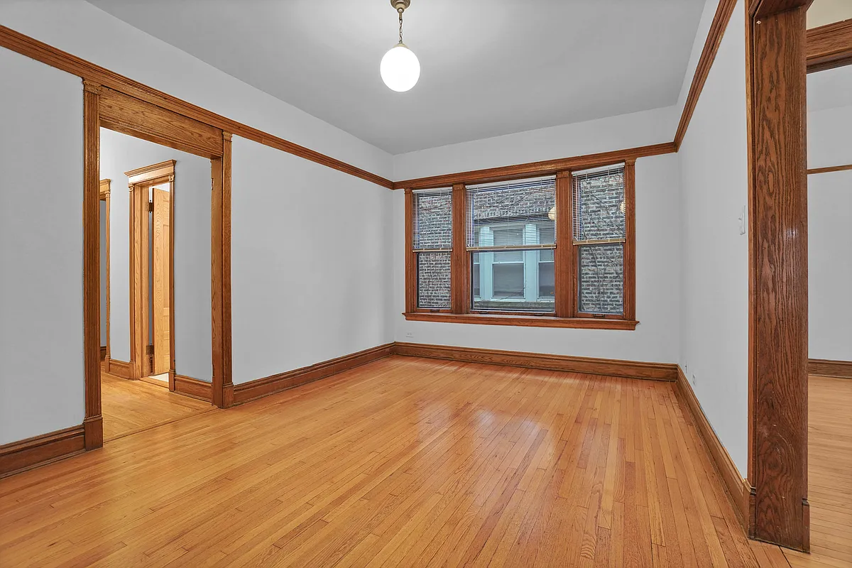 Building Photo - 3822 N Sheffield Ave #2