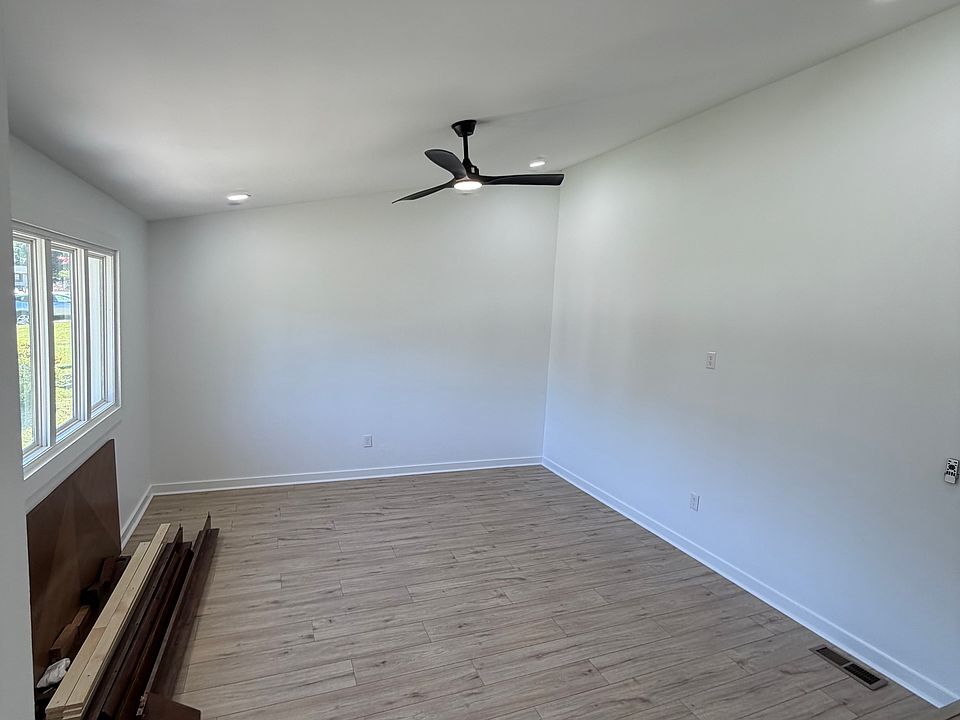 1st image of 420 Sellwood Cir