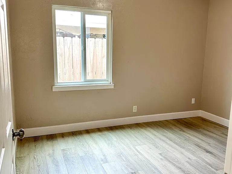 1612 N Normandie St — Photo 15