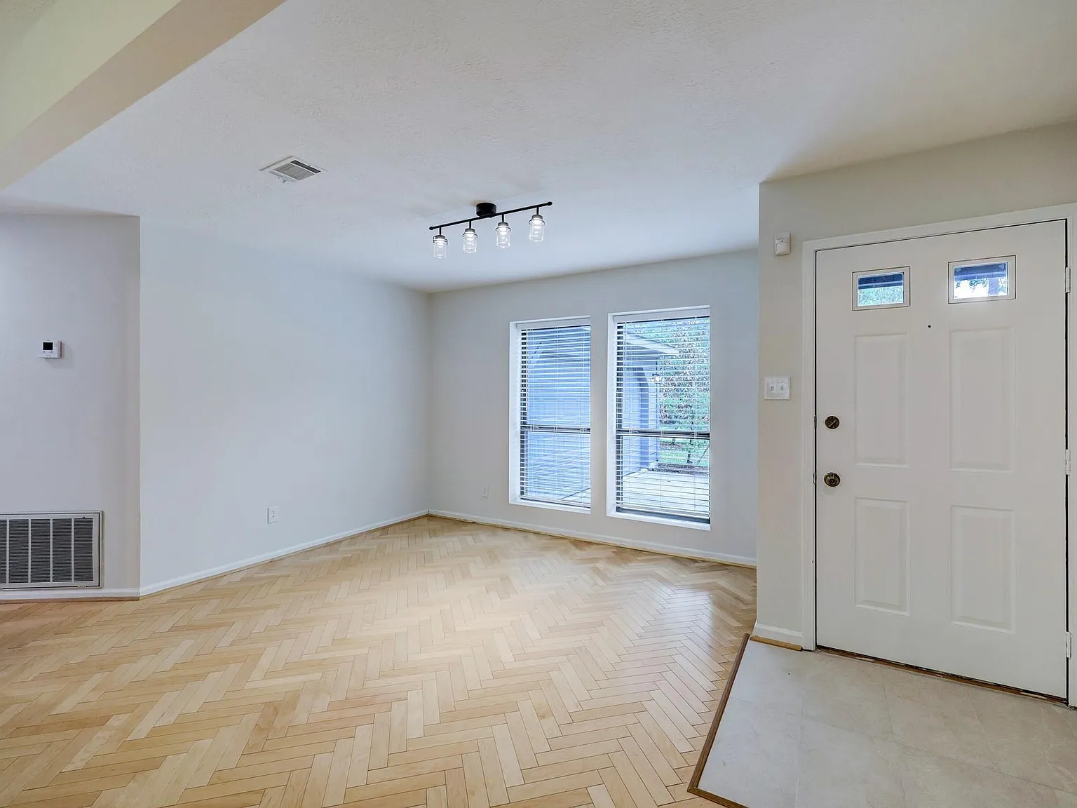 3 bed, 2.0 bath, 1647 sqft, $2,250 — Photo 4
