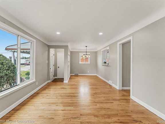 3rd image of 22584 Marine Ave