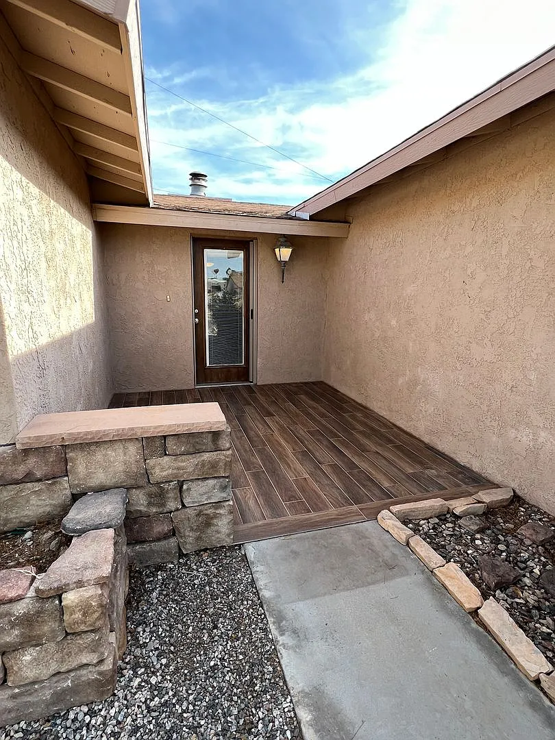 3 Bedroom Pool Home w/Solar — Photo 2