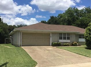 216 Hallbrook Dr, Fort Worth, TX 76134