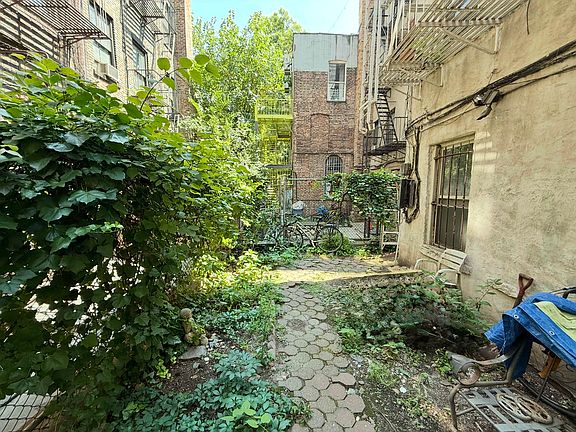 5th image of 427 E 6th St APT 1R