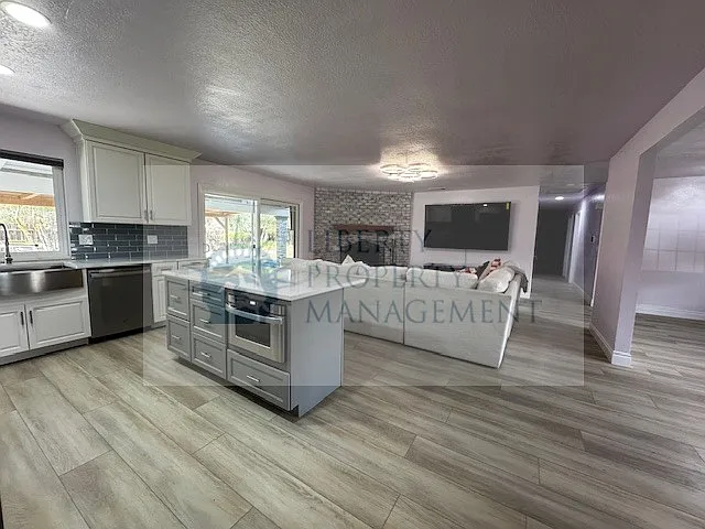 10757 N Armstrong Ave — Photo 6