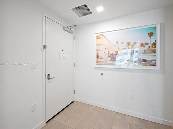 227 NE 2nd St #2113, Miami, FL 33179