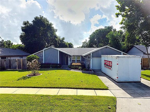 2nd image of 2028 Houndslake Dr