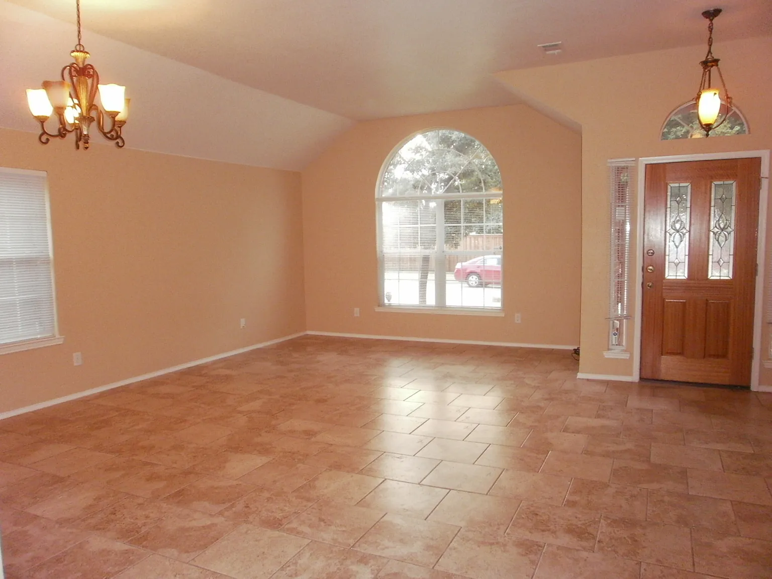 3 bed, 2157 sqft, $2,550 — Photo 2