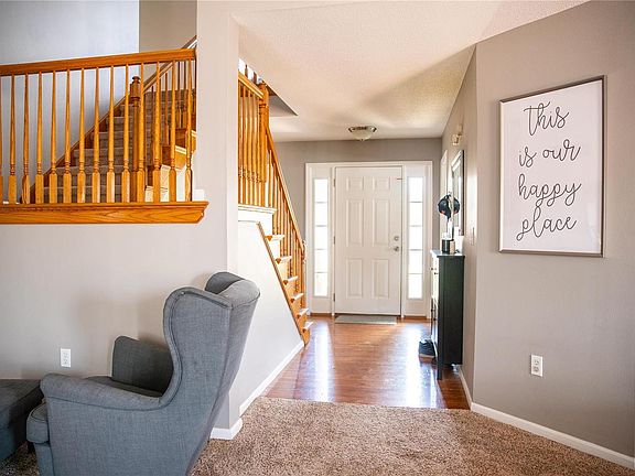 5th image of 140 Emerald Way W