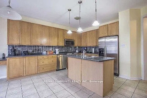 11 Horsetail St #MAIN FLOOR — Photo 5