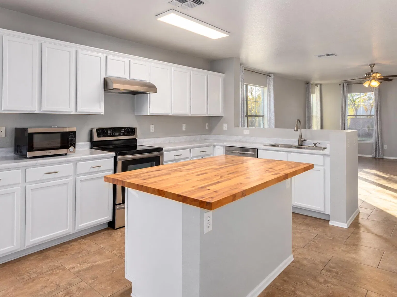 3 bed, 2.0 bath, 1357 sqft, $2,300 — Photo 2