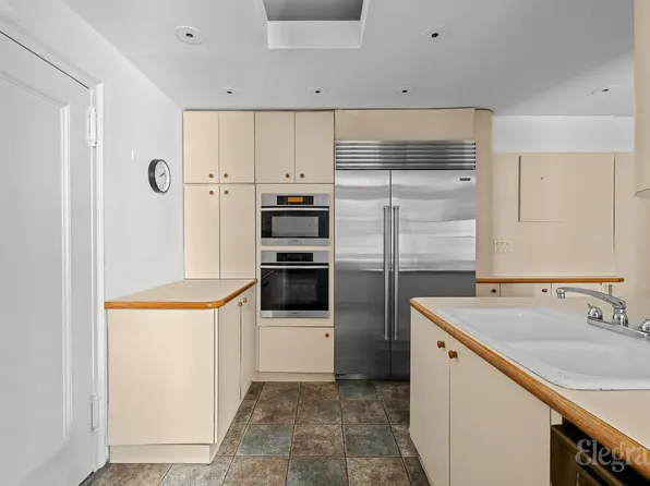 175 Riverside Drive image 11 of 17