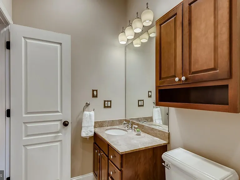 130 W Ostend St — Photo 17