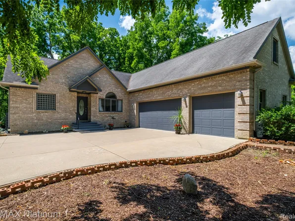 13268 Harborview Dr, Linden, MI 48451
