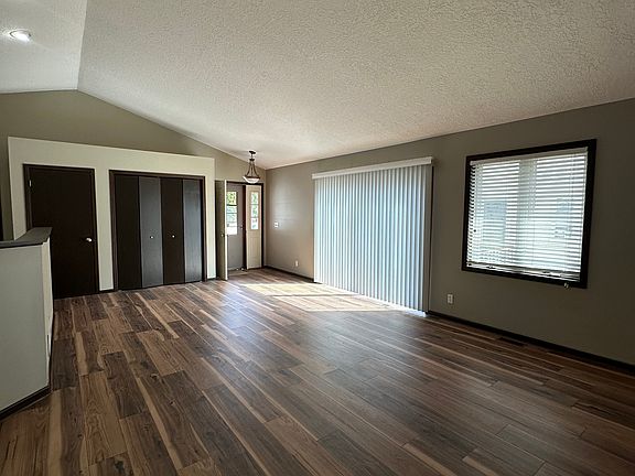 3rd image of 1326 Carnelian St N
