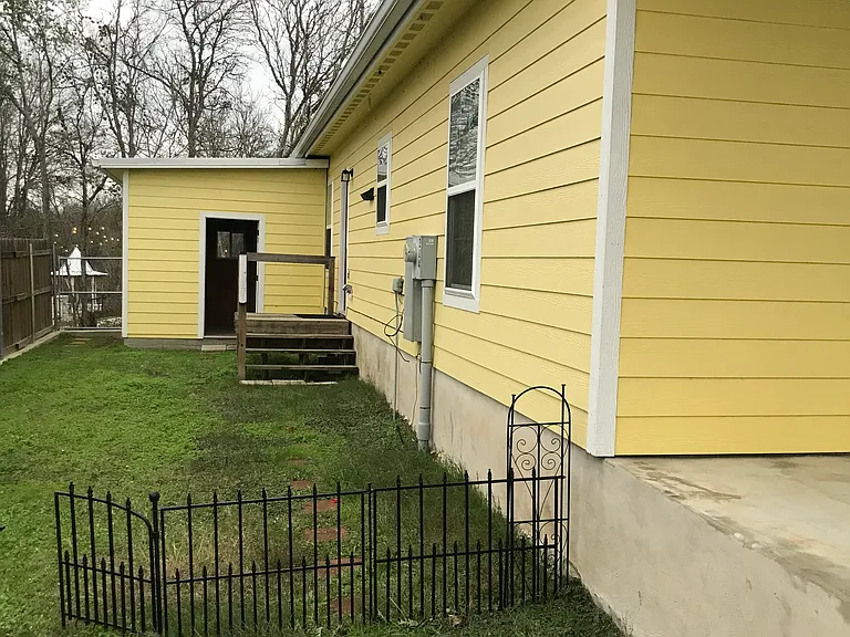 204 Jasper Ln — Photo 2