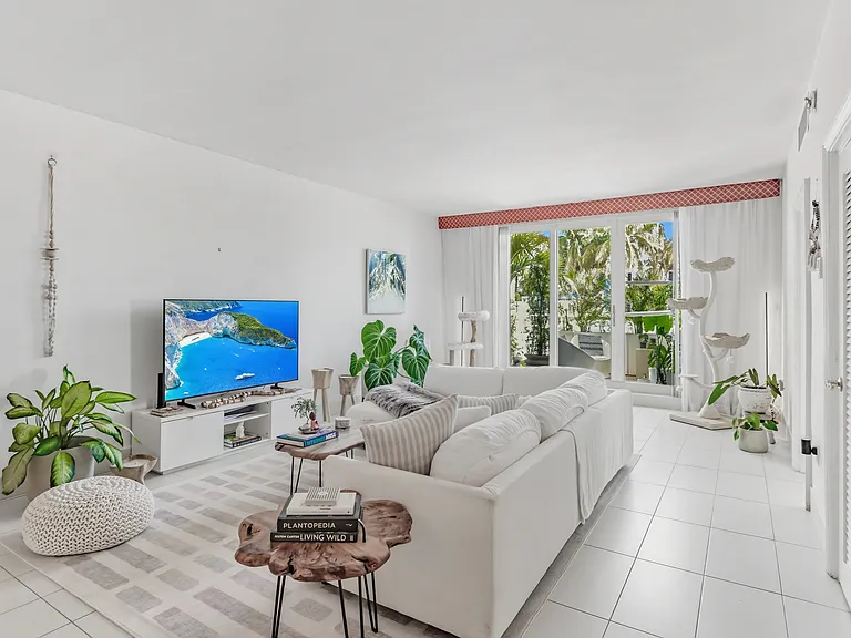 5001 Collins Ave #1K — Photo 4
