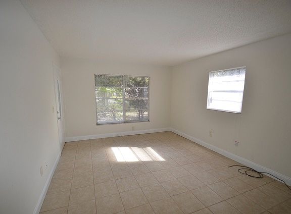 2nd image of 2528 Poinsetta Ave