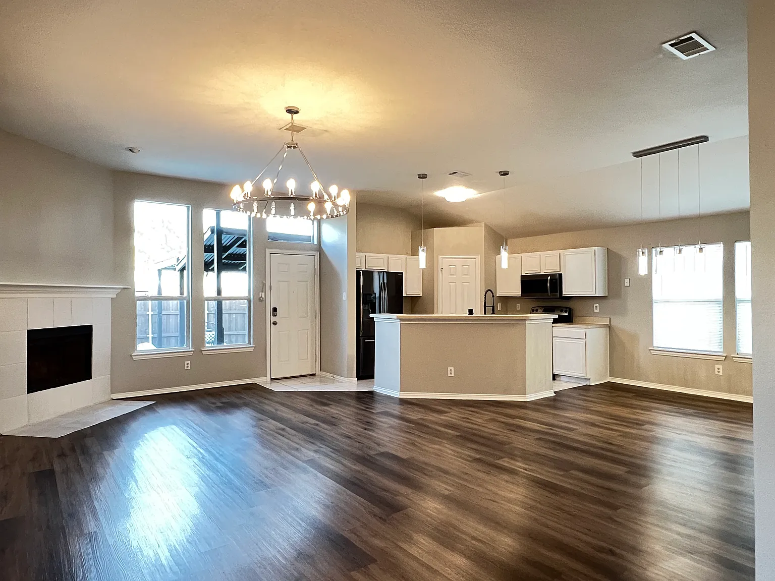 3 bed, 1573 sqft, $2,475 — Photo 4