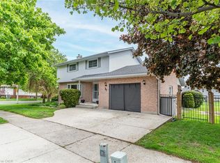 31 Blackfriar Ln, Brantford, ON N3R 7M2