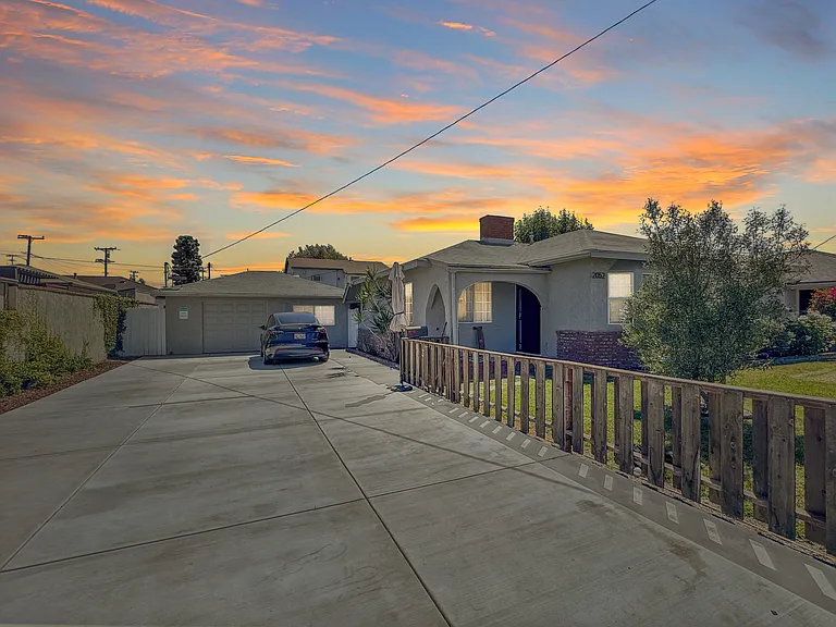 2052 Santa Fe Ave — Photo 2