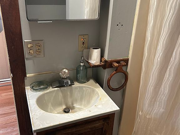 4th image of 16809 Grovewood Ave #3