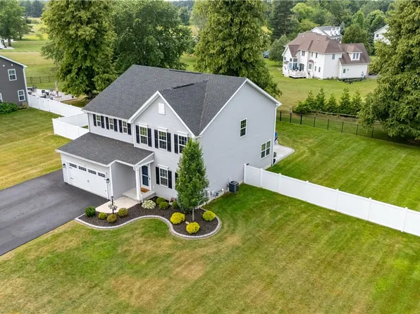 387 Anna Cir, Webster, NY 14580