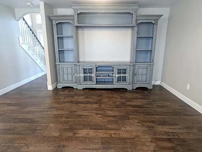 5 bed, 3.5 bath, 2620 sqft, $2,800 — Photo 3