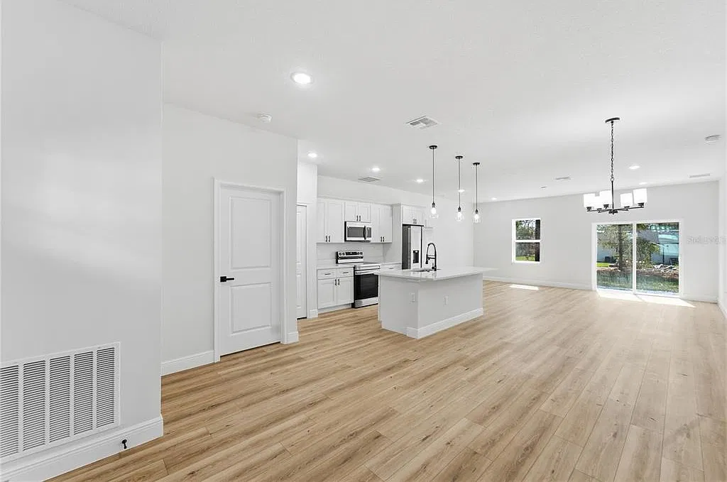 4 bed, 2.0 bath, 1833 sqft, $2,100 — Photo 3