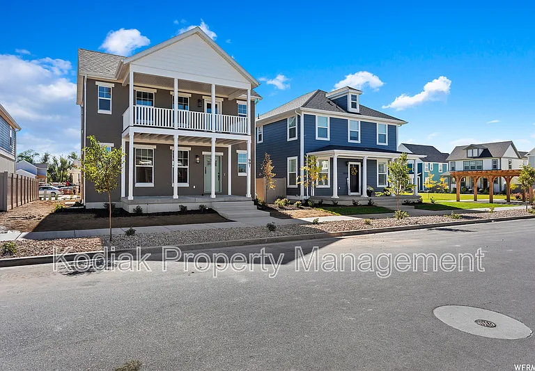 991 W Shoreline Dr — Photo 2