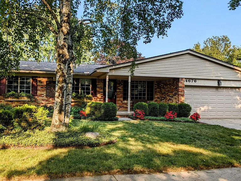 4676 Fairmont Dr — Photo 1