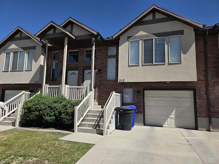 212 W Lyman Ln — Photo 2