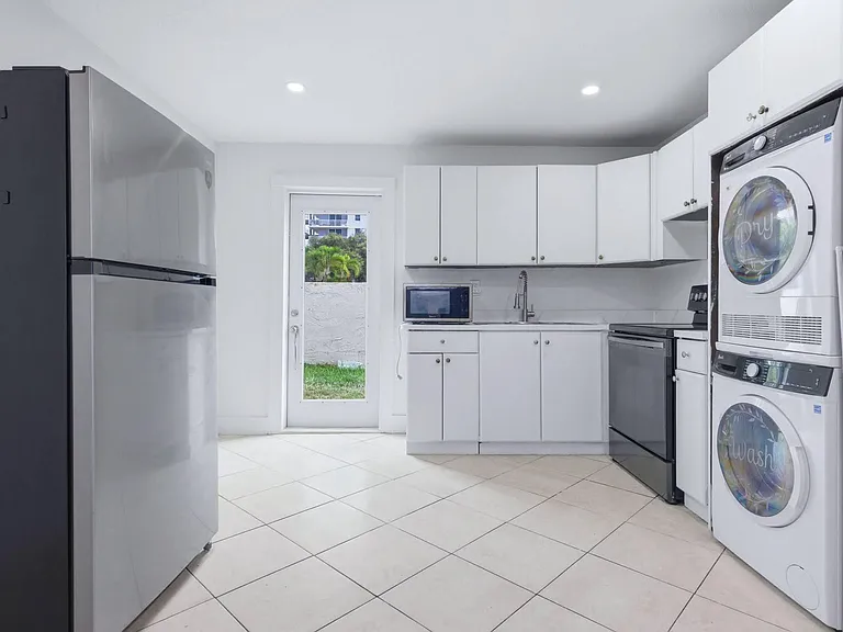 1015 NE 17th Ave #102 — Photo 12