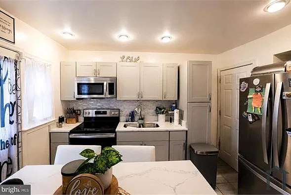 4 bed, 1120 sqft, $2,350 — Photo 2