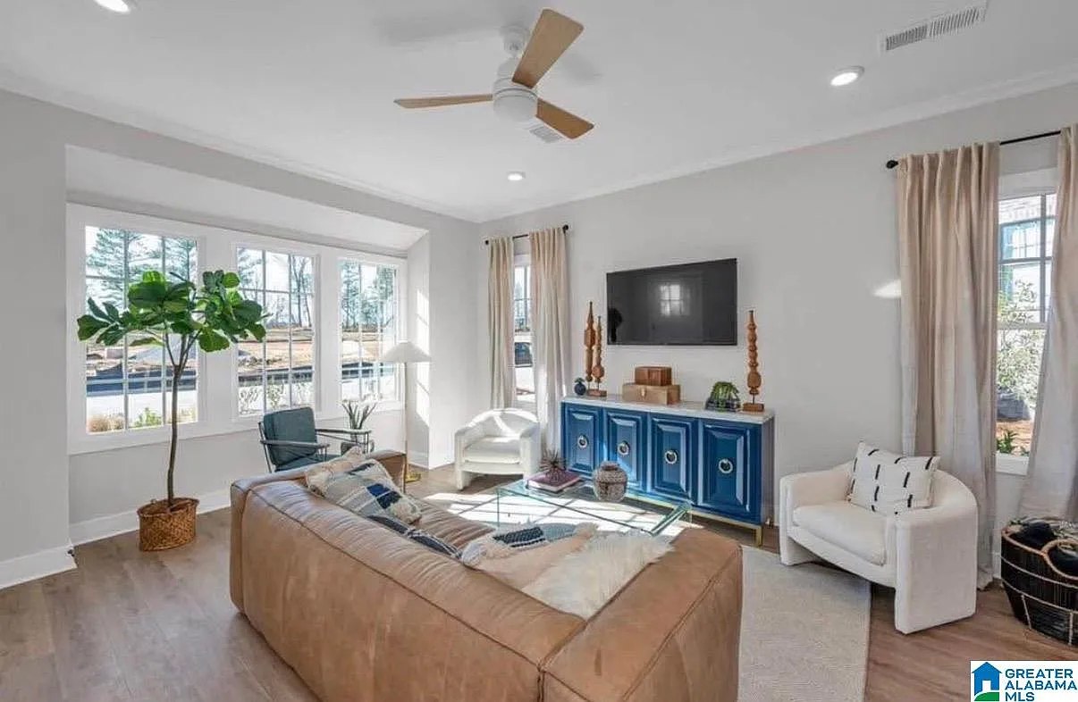 3 bed, 3.0 bath, $2,600 — Photo 2