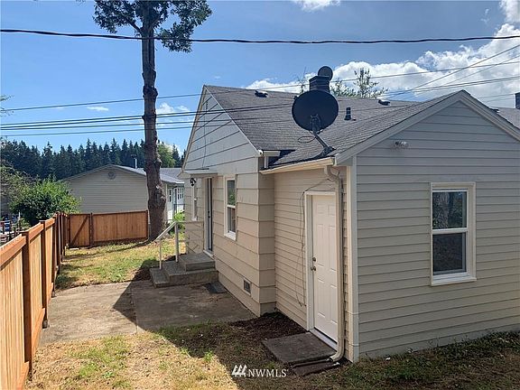 2nd image of 1039 Woodlawn Ave