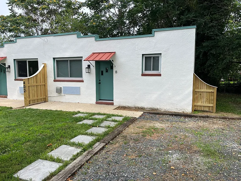 402 President Ln #B — Photo 1