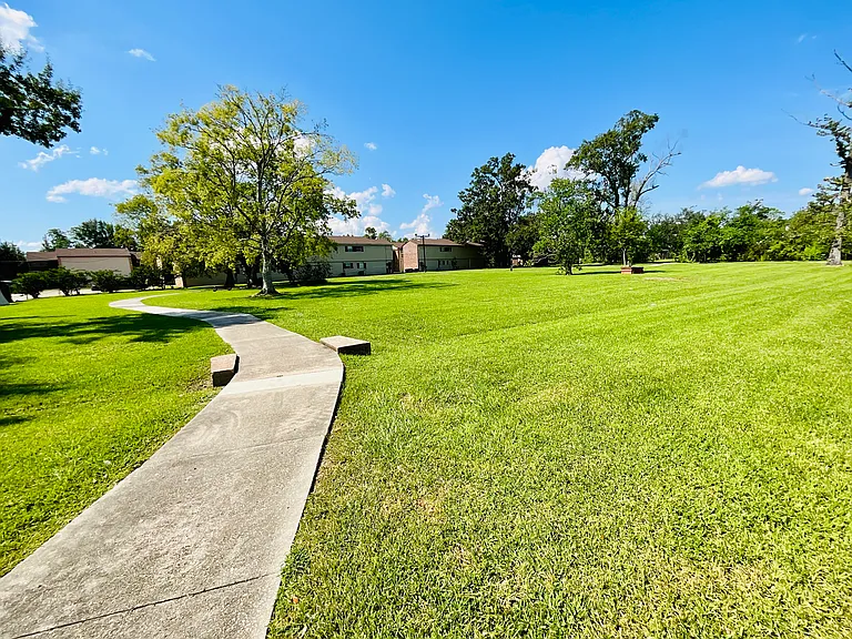 Crestwood Apartments — Photo 11