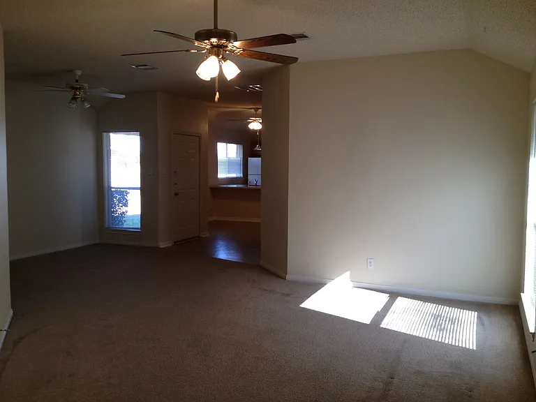 1513 Breezy Dr — Photo 4
