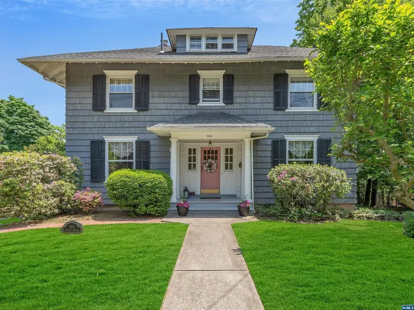804 Summit Ave, River Edge, NJ 07661