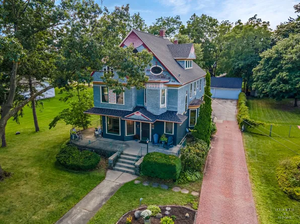 84 N Walkup Ave, Crystal Lake, IL 60014