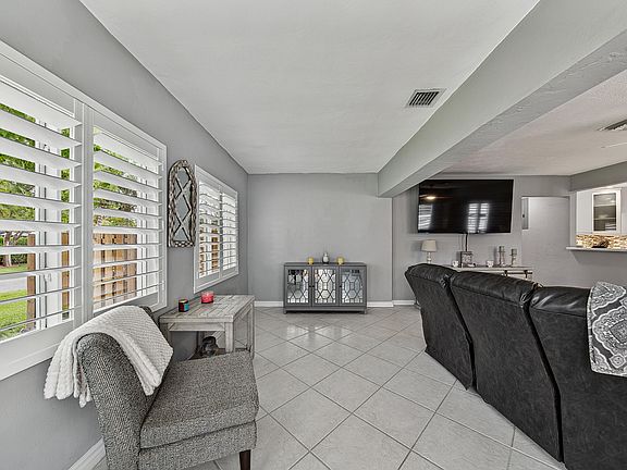 5th image of 800 SW 19TH Street