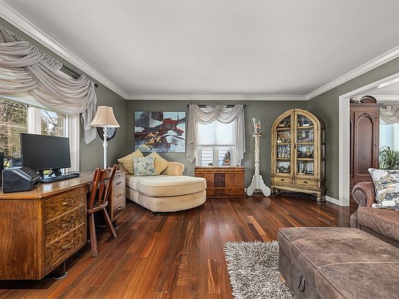 5th image of 925 Country Club Ln