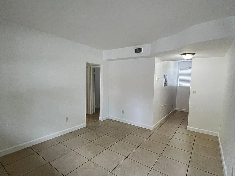 421 SW 6th St #7 — Photo 4