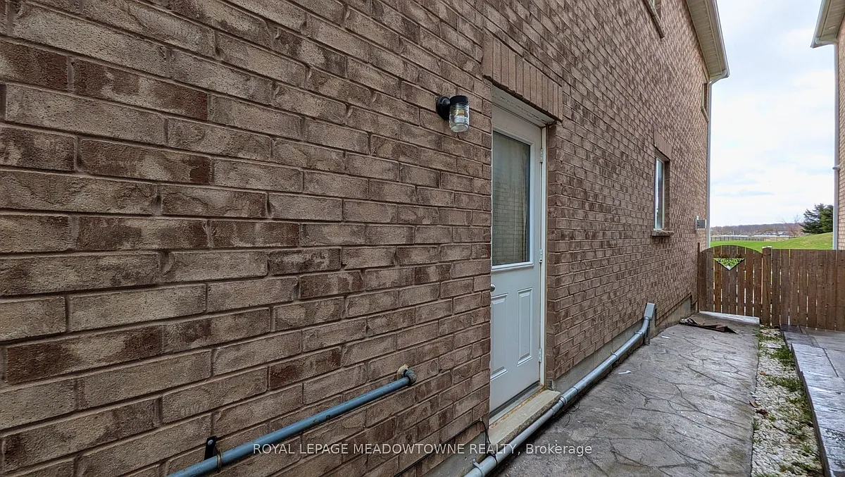 Building Photo - 120 Morden Dr #LOWER