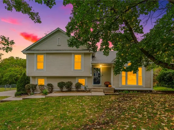 2416 NE Carousel Cir, Lees Summit, MO 64086