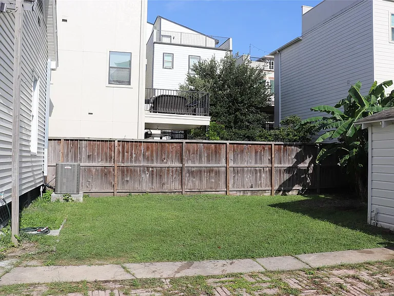 2008 Crockett St — Photo 9