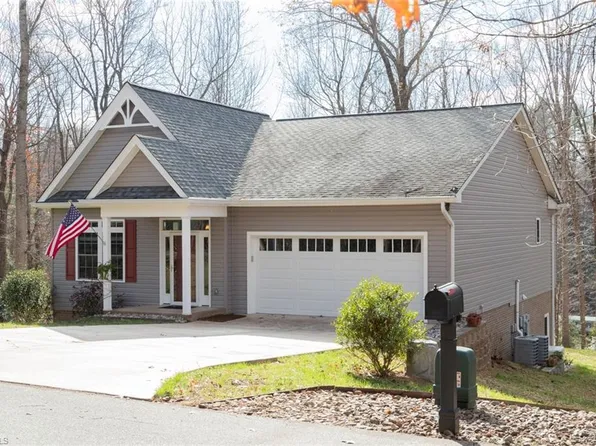 389 Lakepoint Dr, Wilkesboro, NC 28697